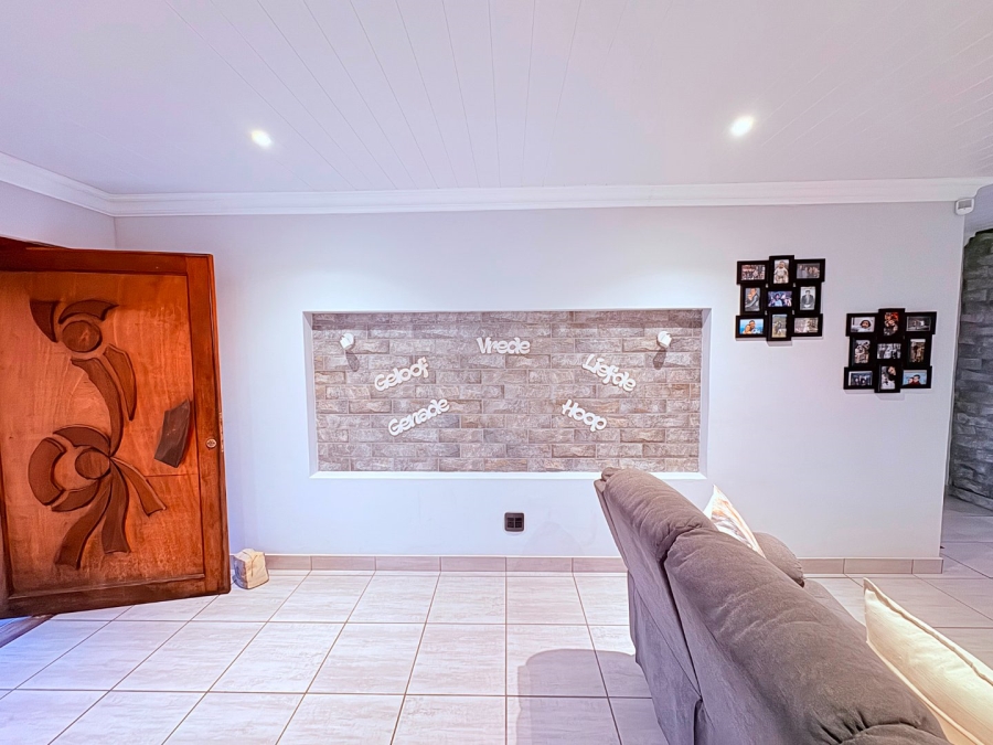 5 Bedroom Property for Sale in Reebok Western Cape
